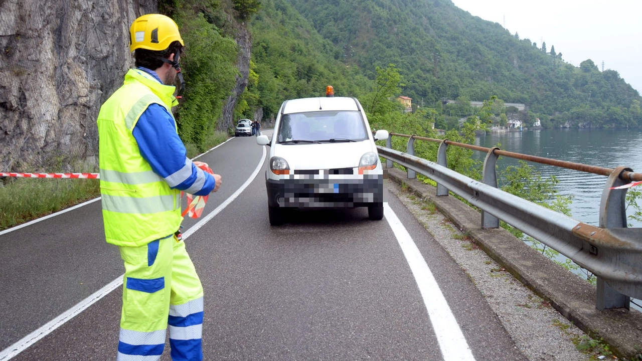 Strada sul lago chiusa per allerta frana (Foto archivio)