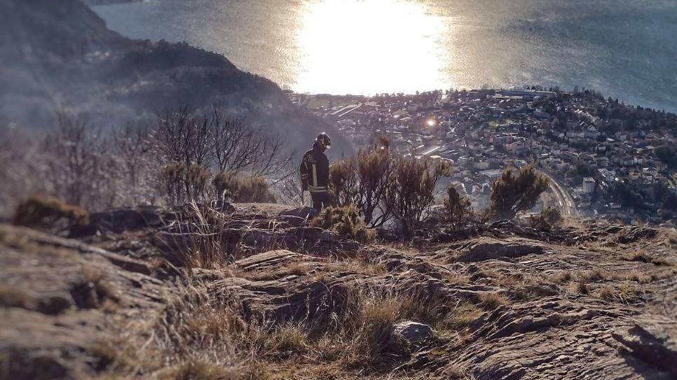 Incendio in Valvarrone, bruciano i boschi del lago di Como: in azione anche l