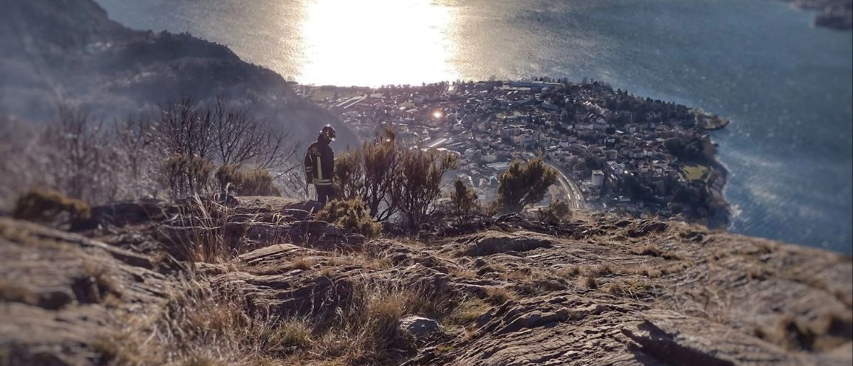 Incendio in Valvarrone, bruciano i boschi del lago di Como: in azione anche l'elicottero