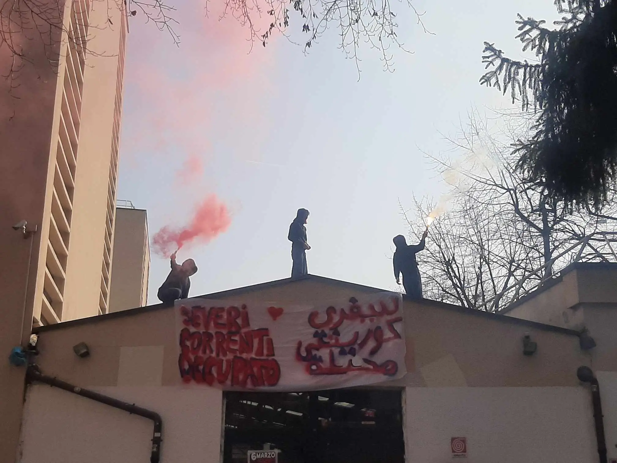 Occupato il liceo Severi Correnti: l’assemblea, poi niente lezioni e striscione appeso tra i fumogeni