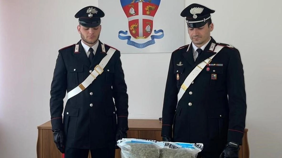 I carabinieri hanno trovato 1,2 chili circa di marijuana, un bilancino di precisione, materiale per il confezionamento delle dosi e un. cellulare