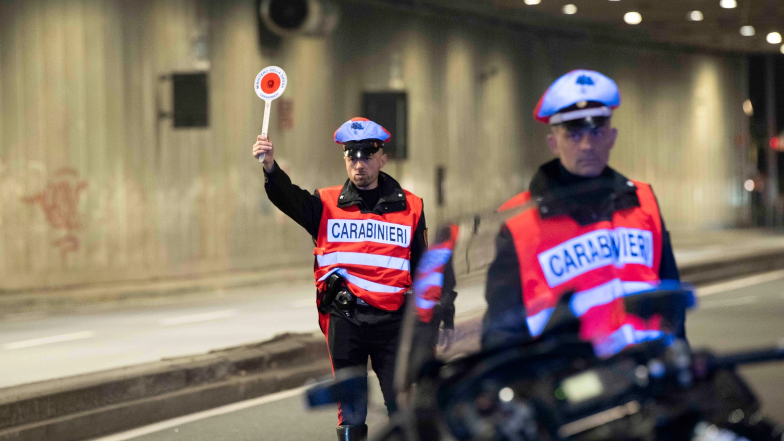 Il fuggitivo è stato braccato dai carabinieri fino nei campi