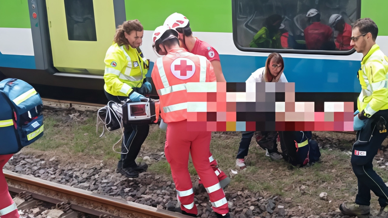 I soccorsi alla ragazza di diciannove anni in gravi condizioni dopo l’urto con un treno alla stazione di Casbeno