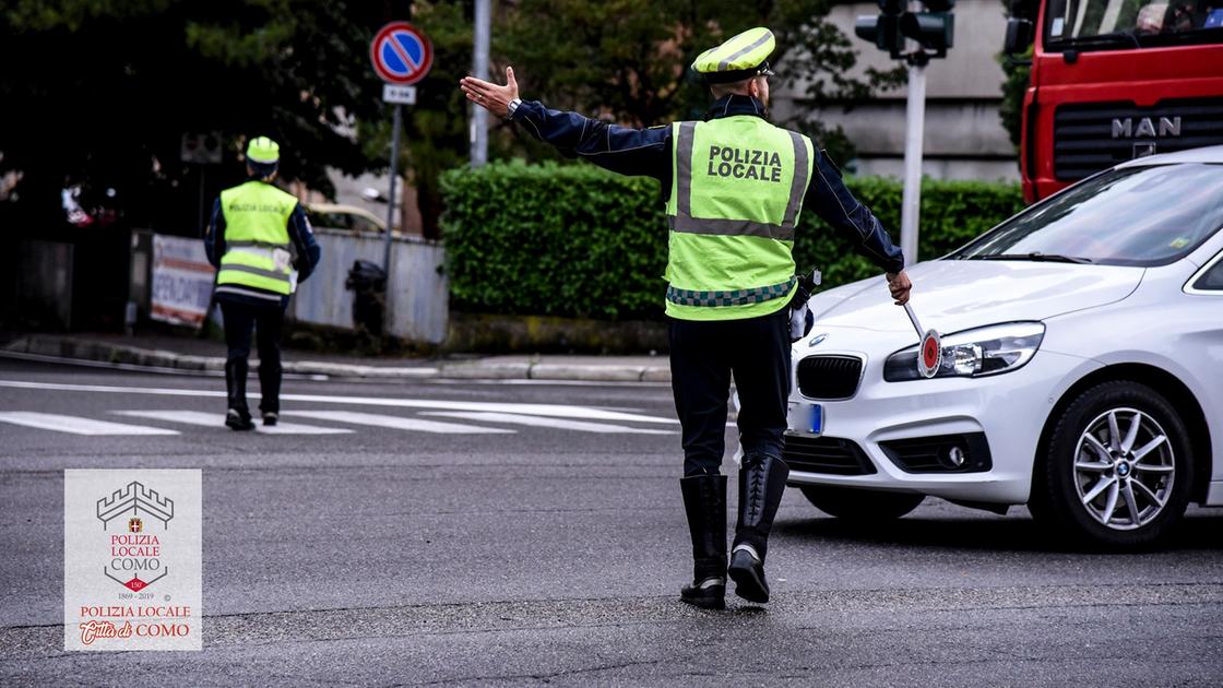 Como, due incidenti in pochi minuti: donna urtata da un’auto e sbalzata a terra, 27enne in monopattino investito da un taxi