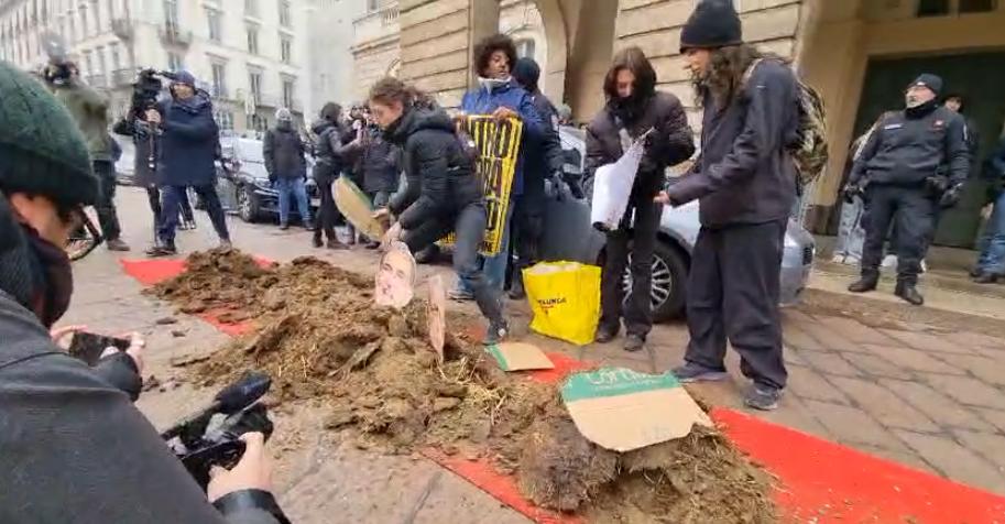 Letame sul tappeto rosso: il flash mob di protesta davanti alla Scala