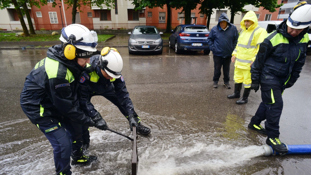 Massima attenzione ai livelli di Seveso e Lambro. Attese intense precipitazioni che in alcune aree della regione potrebbero portare ad accumuli di 120-160 mm in dodici ore. Scuole superiori chiuse nel Lecchese e a Bergamo. Ecco le zone più a rischio