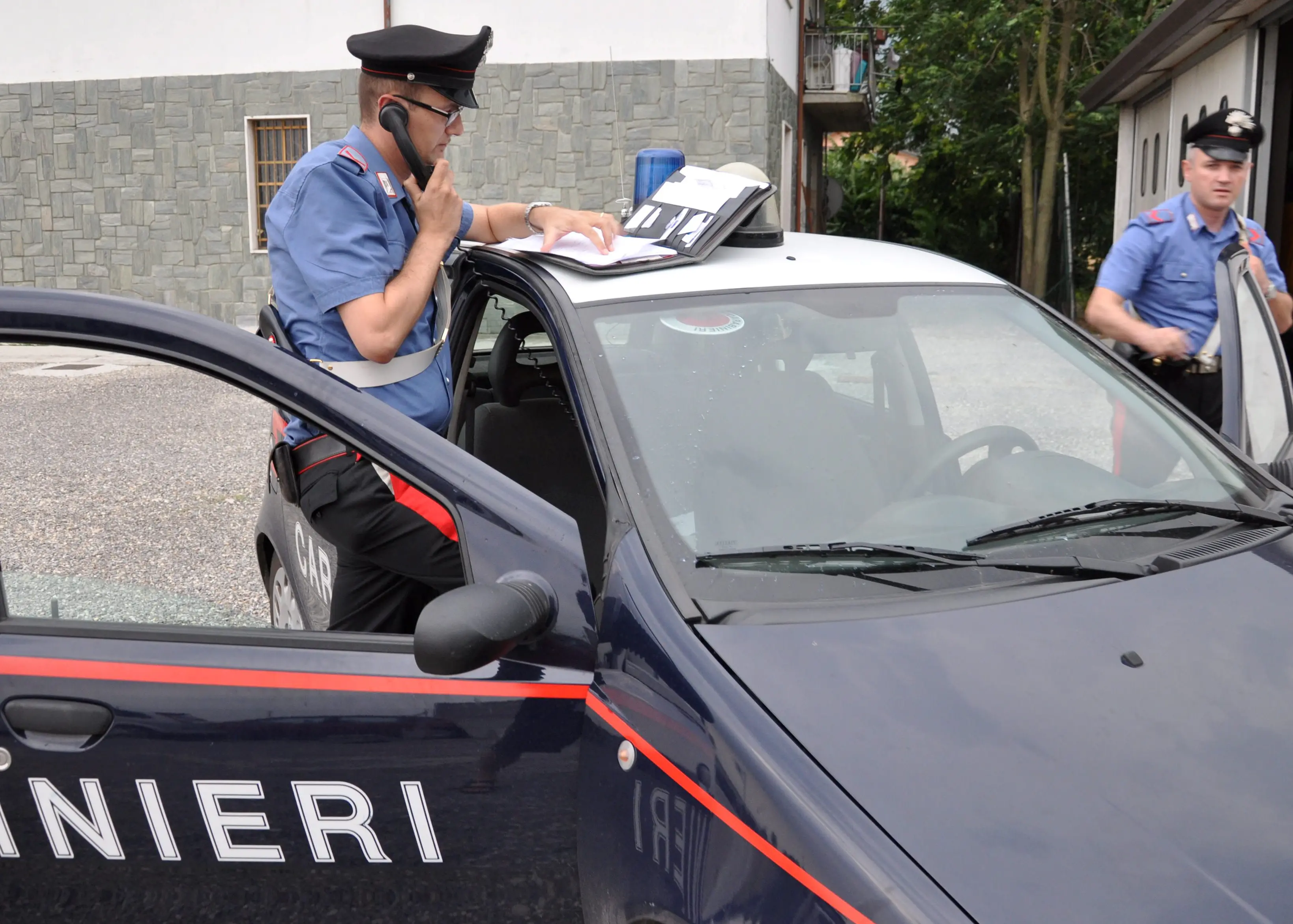 Voghera, spacca la vetrata di una gelateria e ruba 150 euro di fondo cassa