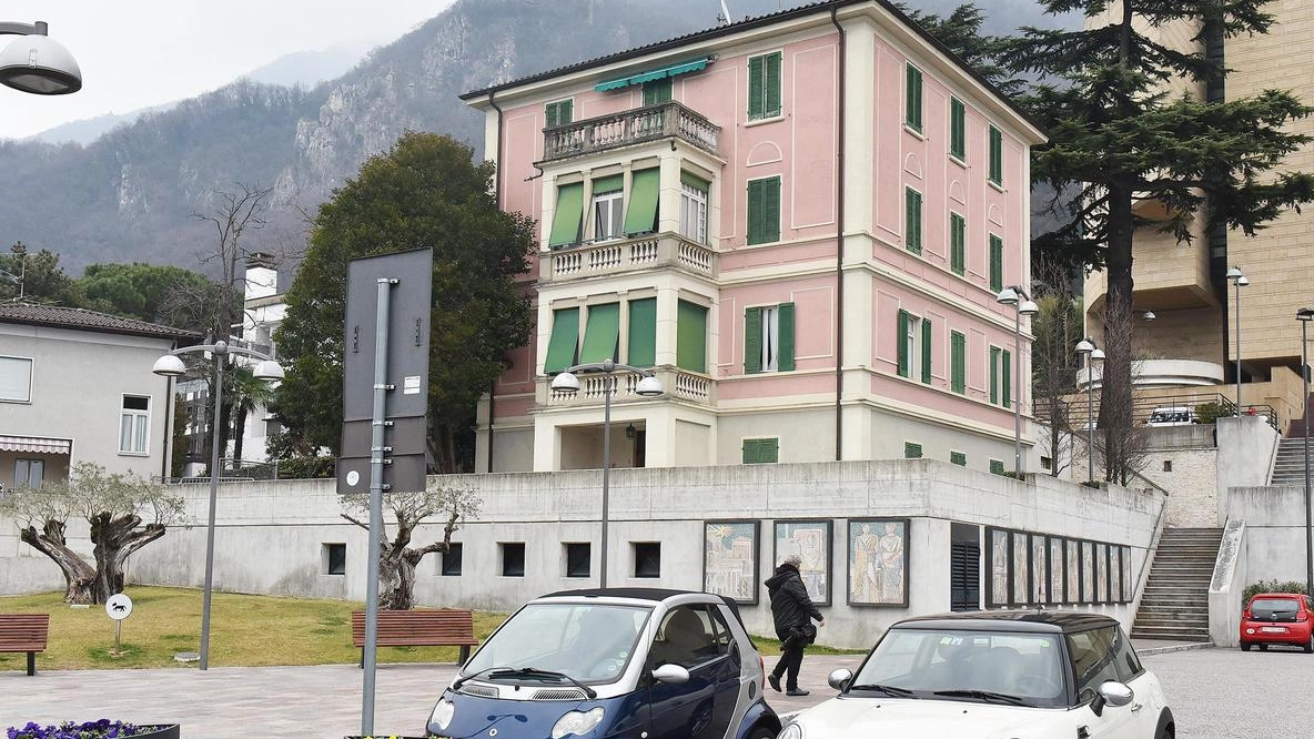 Lo storico immobile di Campione d’Italia resta di proprietà del municipio. La società interessata sospende momentaneamente il proprio interesse.