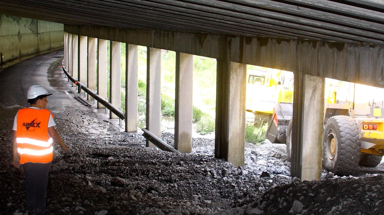 La montagna sovrastante in più occasioni durante i temporali estivi ha scaricato materiale invadendo i tunnel