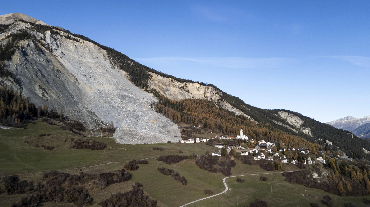 Grigioni svizzeri, oltre un milione di metri cubi di roccia incombono sull’abitato. Il borgo già off limits per 52 giorni lo scorso anno. Il villaggio è zona rossa, vietati anche i sorvoli