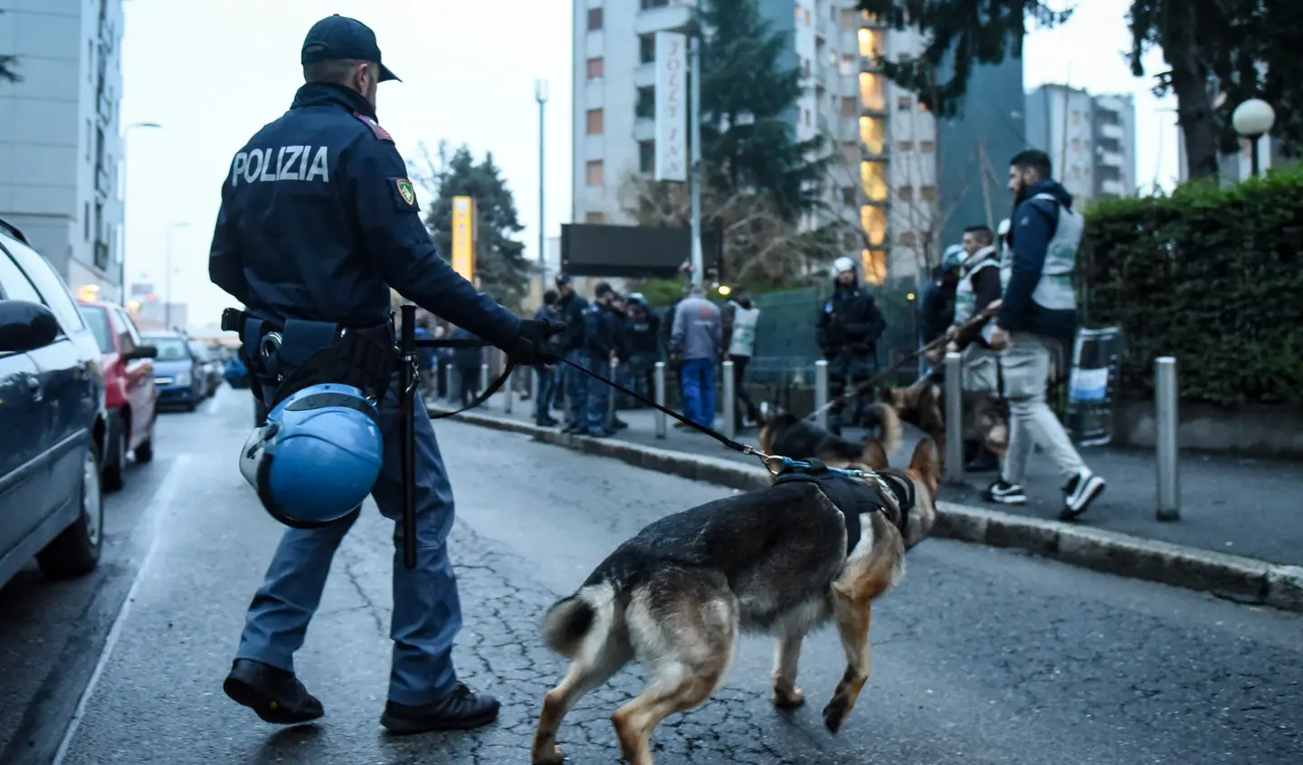 Monza, occupano l’ex Macello e si attaccano abusivamente alla rete elettrica: 5 denunciati