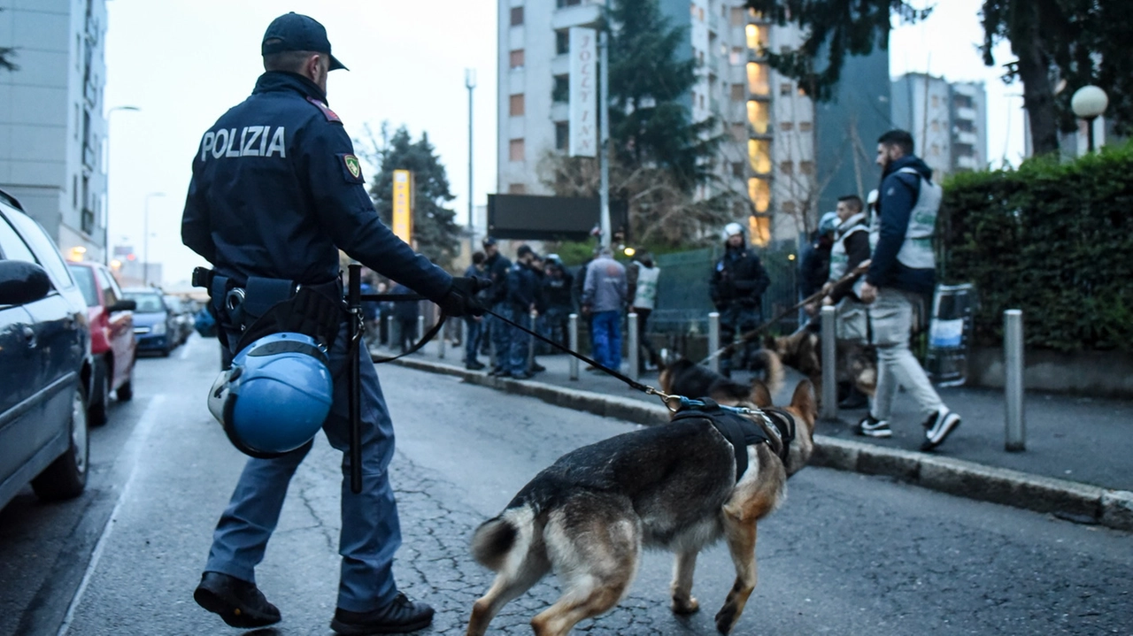 Controlli della polizia con l’ausilio di cani (foto di repertorio)