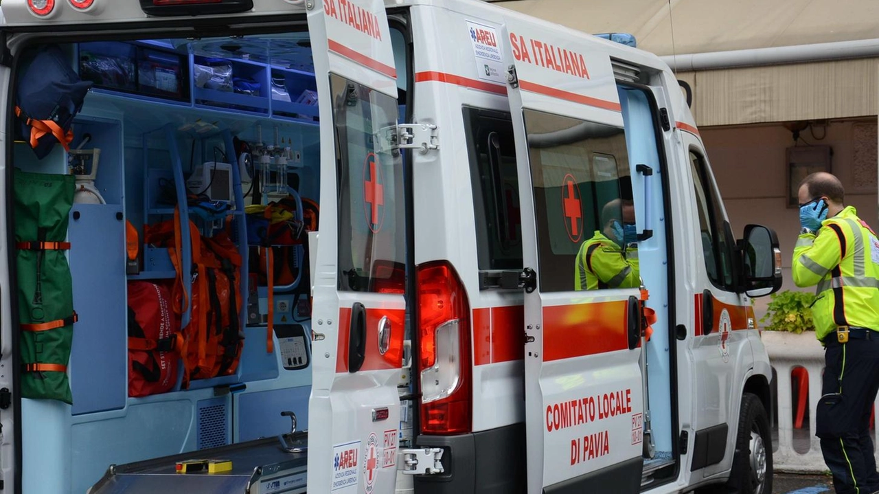 Il 47enne è finito al suolo tramortito Poi è stato trasportato in ambulanza al Policlinico di Pavia