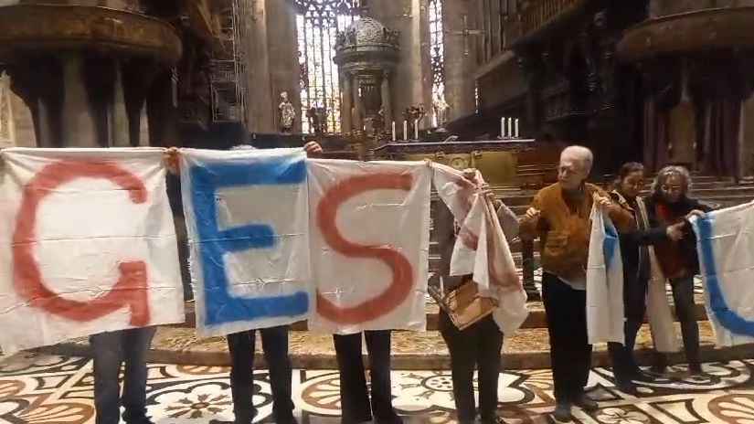 Il blitz degli attivisti in Duomo a Milano per fermare la guerra in Medioriente