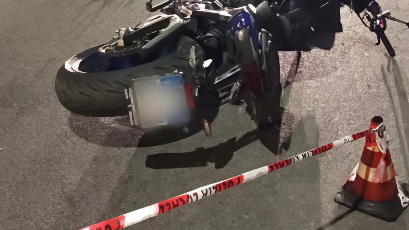 Motociclista tampona un’auto e si schianta: femore e spalla rotti