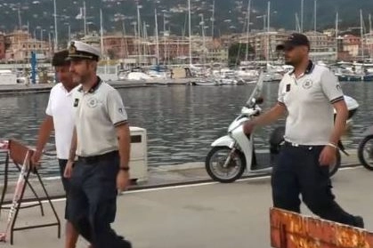 Gli uomini della Guardia costiera sul luogo dell’incidente a Lavagna