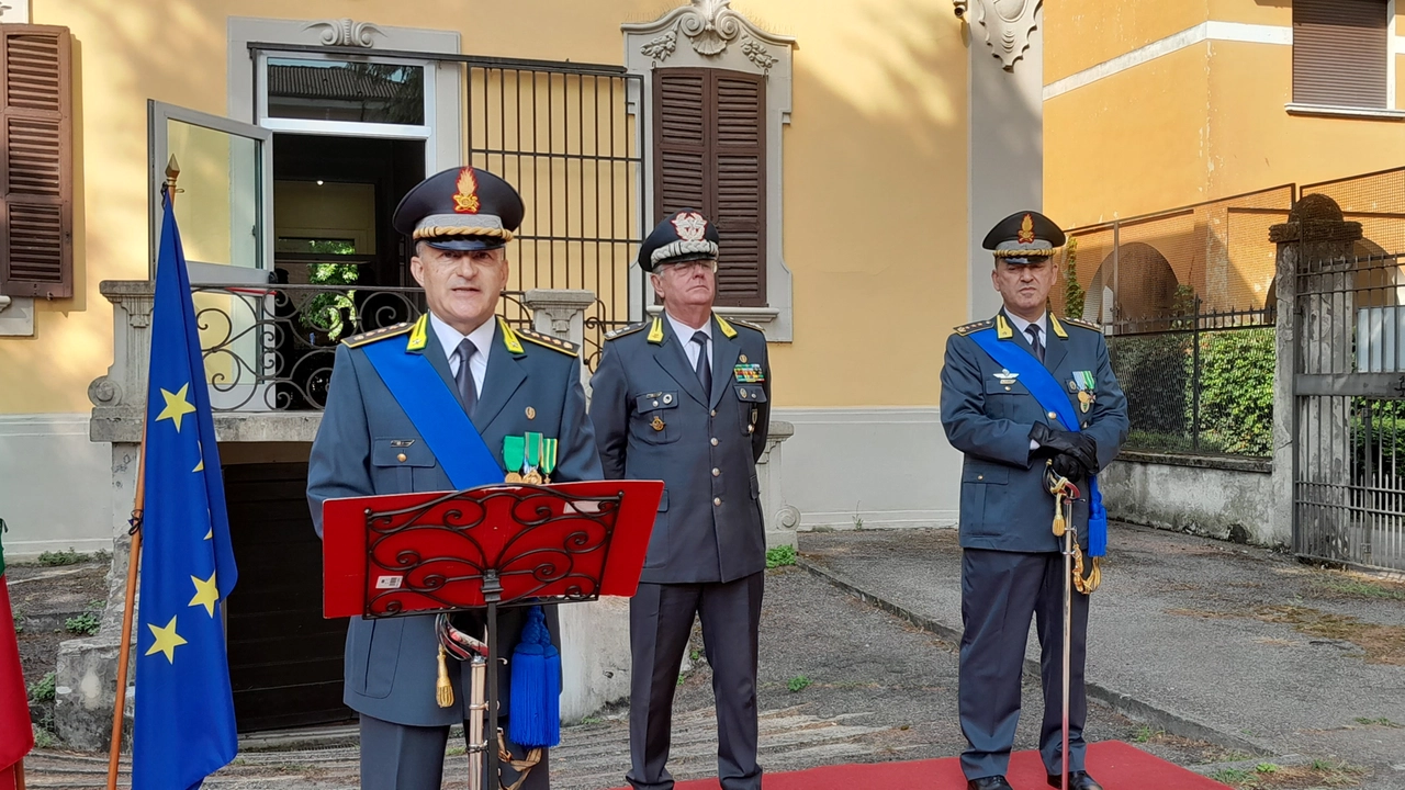 Il nuovo comandante provinciale della guardia di finanza di Lodi Piergiorgio Samaja, dietro (al centro) il generale di divisione Giuseppe Arbore e a destra l'uscente comandante provinciale colonnello Sergio Demichelis