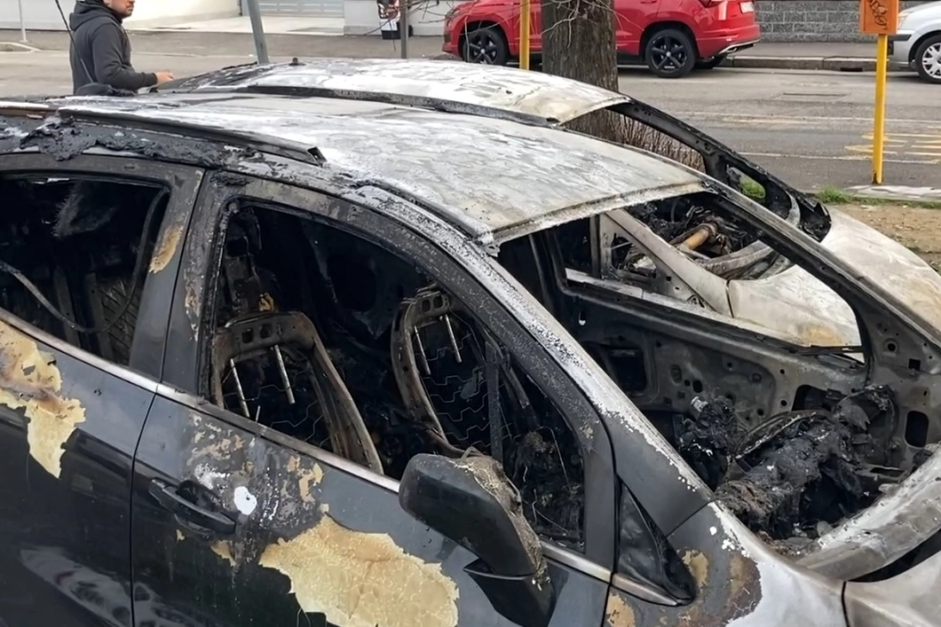 San Giuliano: la carcassa di un'auto incendiata