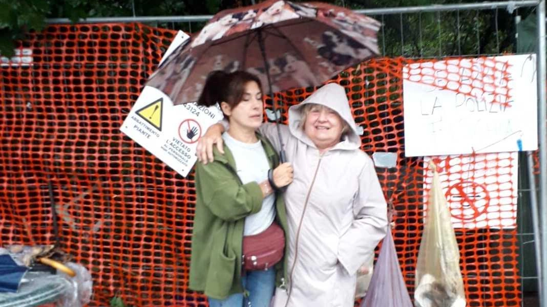 A difesa degli alberi. La pioggia non ferma le sentinelle del bosco