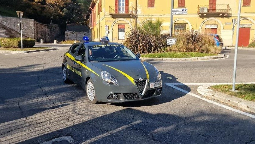 Pattuglia della Guardia di Finanza durante i controlli