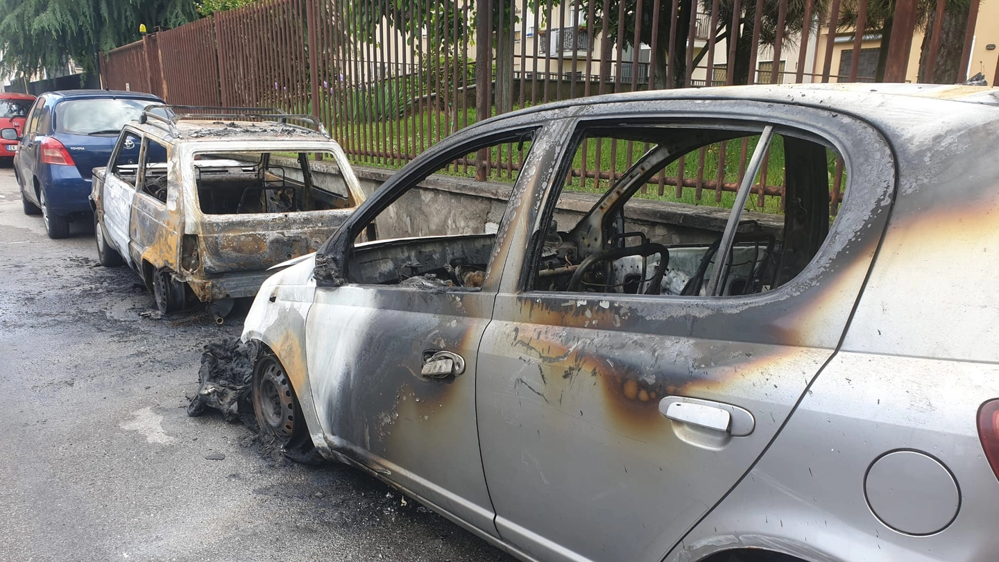 Le due automobili divorate dalle fiamme