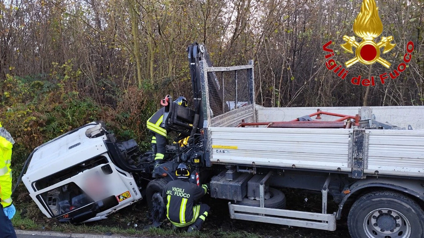 L’incidente dopo le 8 di oggi sulla Sp 21 in direzione di Venegono Inferiore