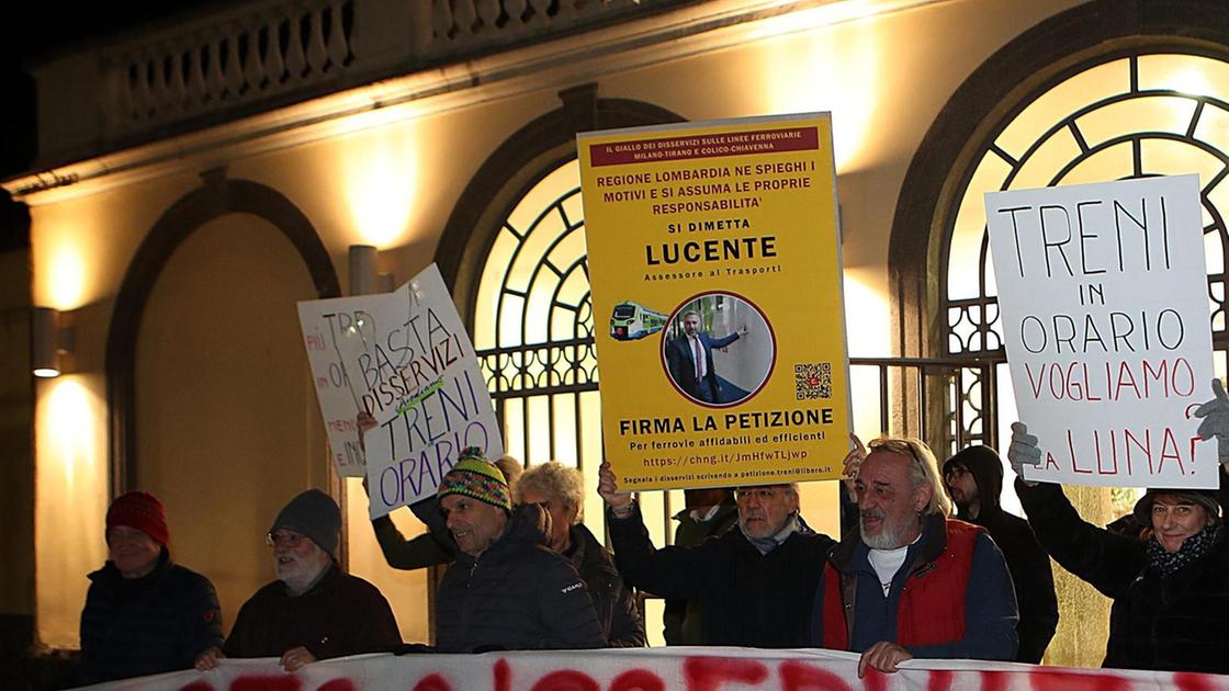 Protesta dei pendolari in stazione: "Basta disservizi sulla linea". In piazza anche i sindacati