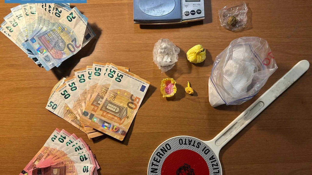 La droga e il denaro sequestrati dalla Polizia