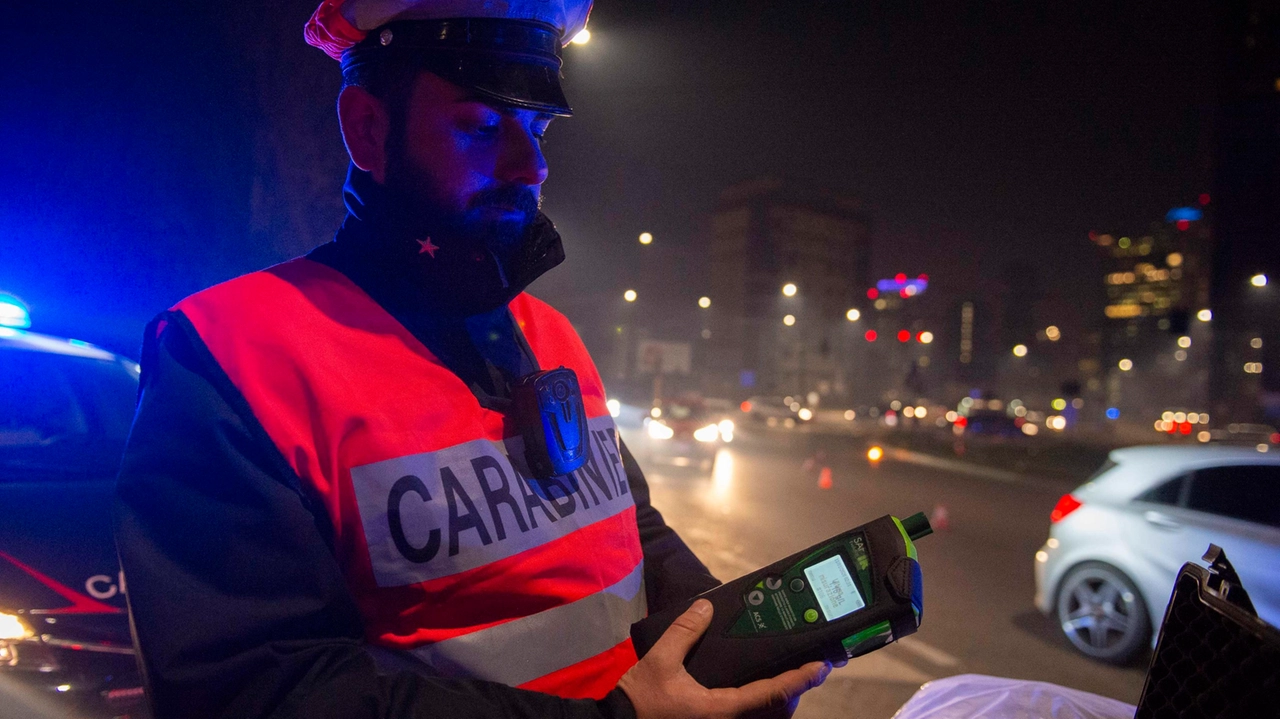 Controlli dei carabinieri con alcoltest (foto archivio)