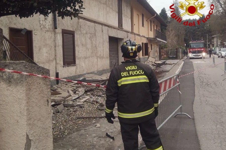 I vigili del fuoco hanno reso inaccessibile l'area e provveduto alla rimozione delle macerie