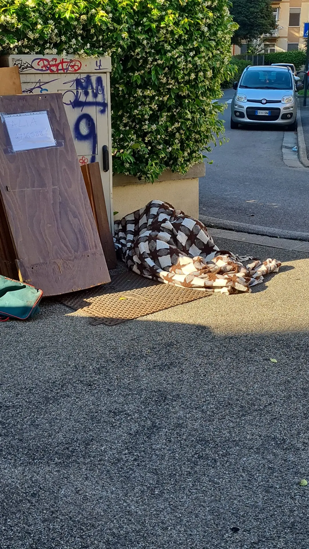 Milano, trovato morto un anziano senza tetto: viveva in una baracca nel parco di Molino Dorino