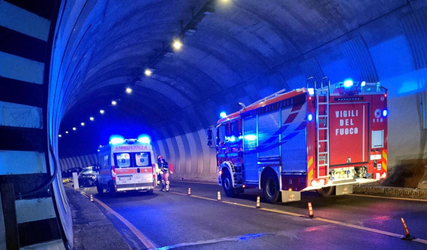 Lecco, incidente con sei feriti in galleria sulla Statale 36. Chiusa una corsia