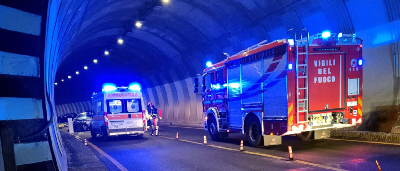 Lecco, incidente con sei feriti in galleria sulla Statale 36. Chiusa una corsia