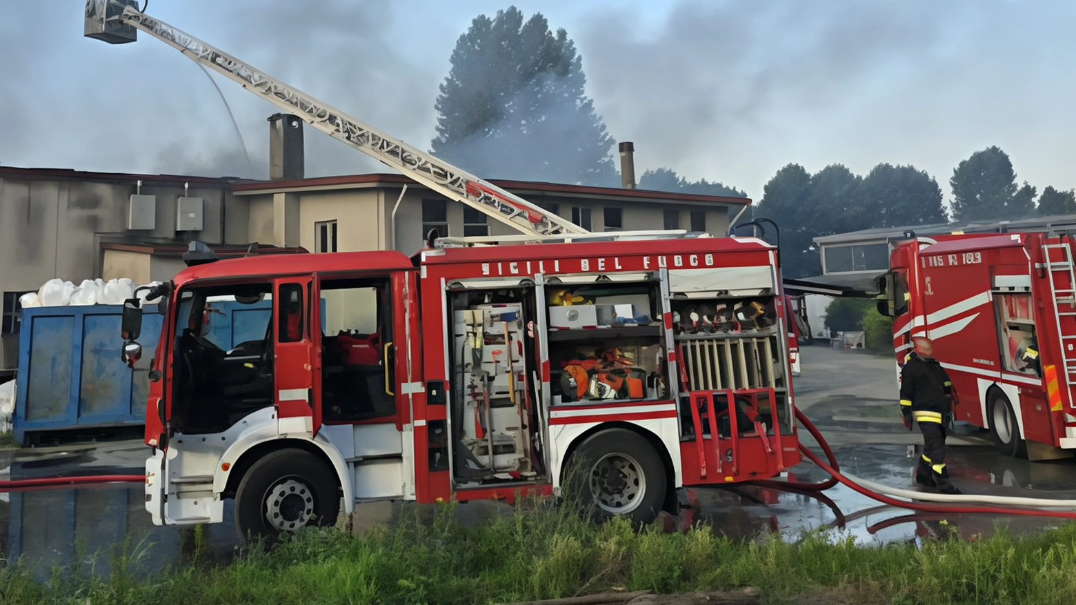 Incendio distrugge capannone azienda cosmetici a Monte Cremasco. Sospetti di dolo per la violenza delle fiamme. Indagini in corso da vigili del fuoco e carabinieri.