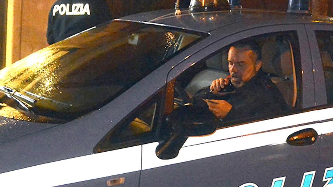 Milano, mamma e figlia rapinate in auto: via orecchini, zaino e Rolex per 50mila euro