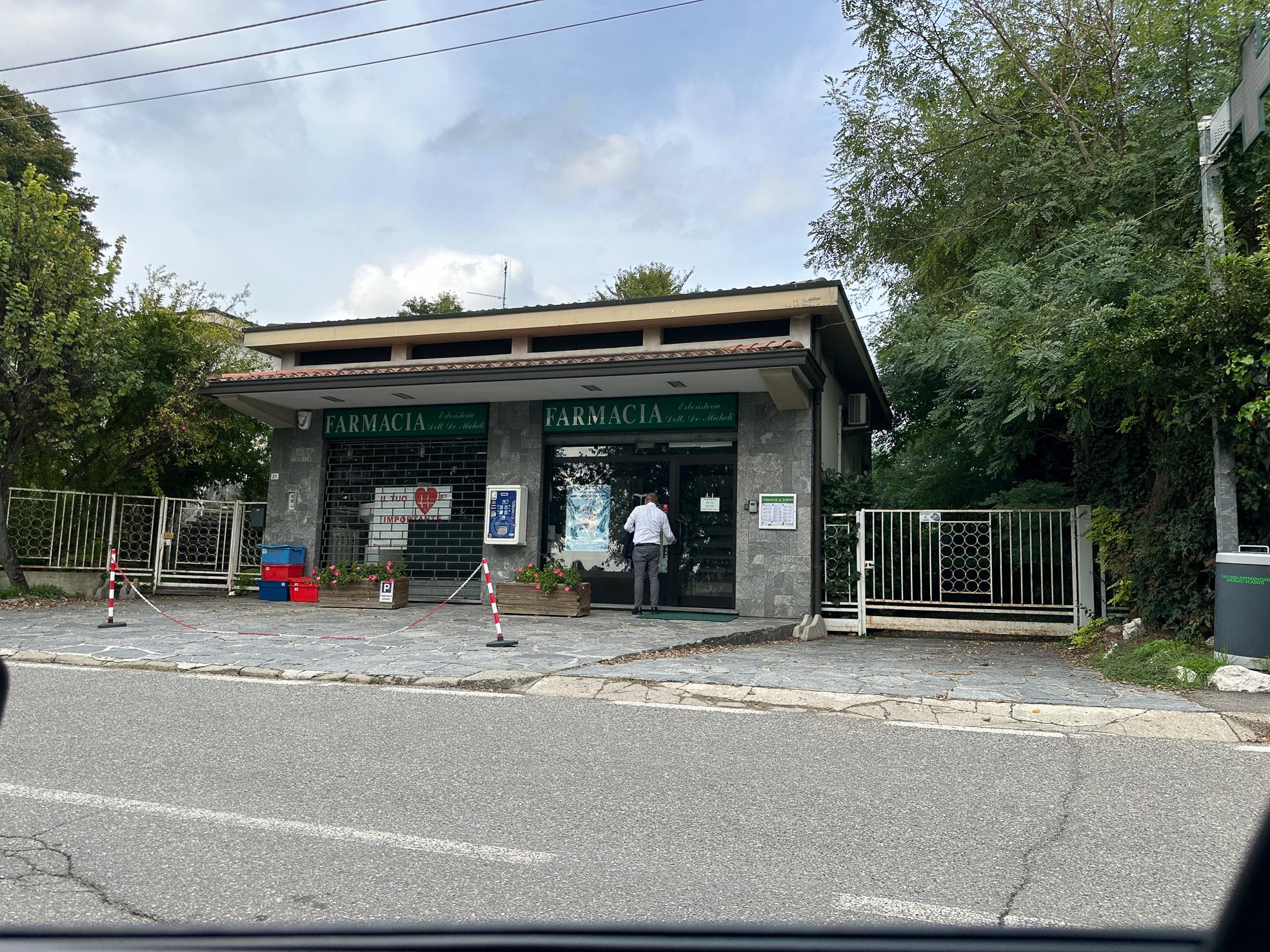 La farmacia di Corno Giovine saccheggiata per la seconda volta in un anno. “Bottino minimo, danni enormi”