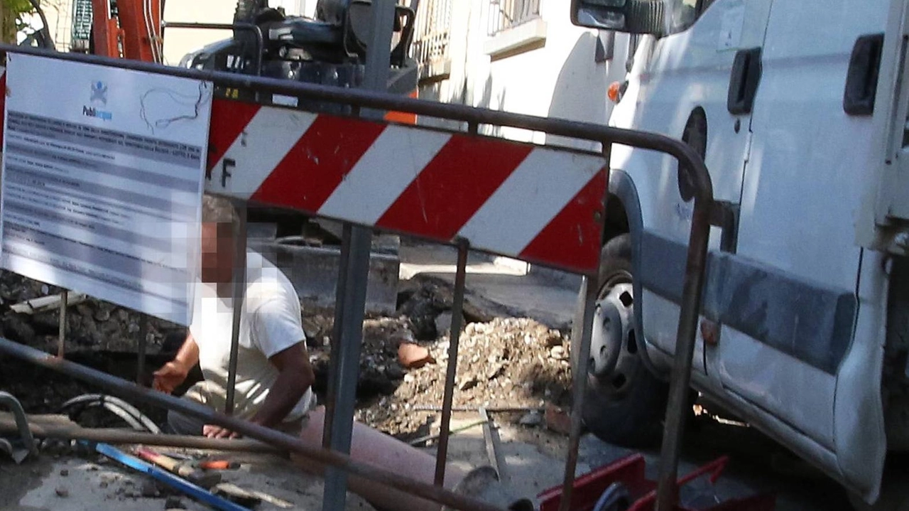 I lavori stradali in via San Bernardino a Legnano proseguono oltre la scadenza per sostituire le vecchie tubazioni del gas, causando disagi alla viabilità. Altri interventi pubblici in corso nel territorio.