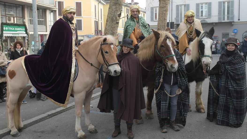 Re Magi a cavallo e vecchina volante