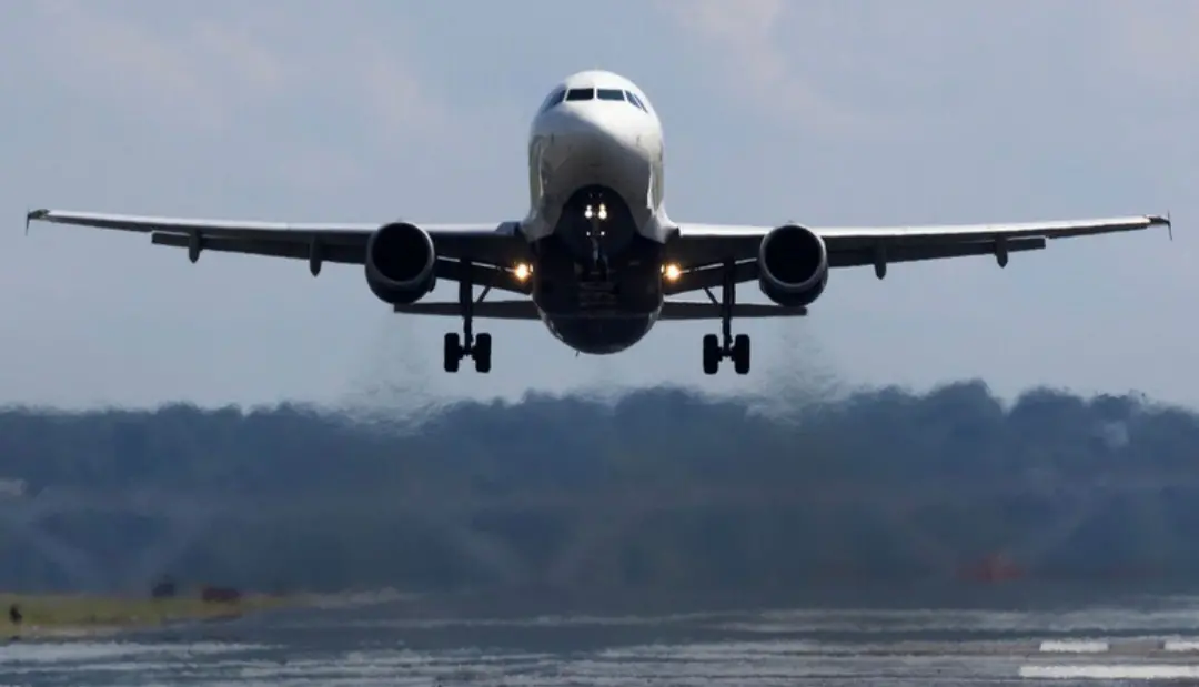 Milano Linate, odore di bruciato in un Airbus: voli bloccati per qualche minuto e vigili del fuoco al lavoro