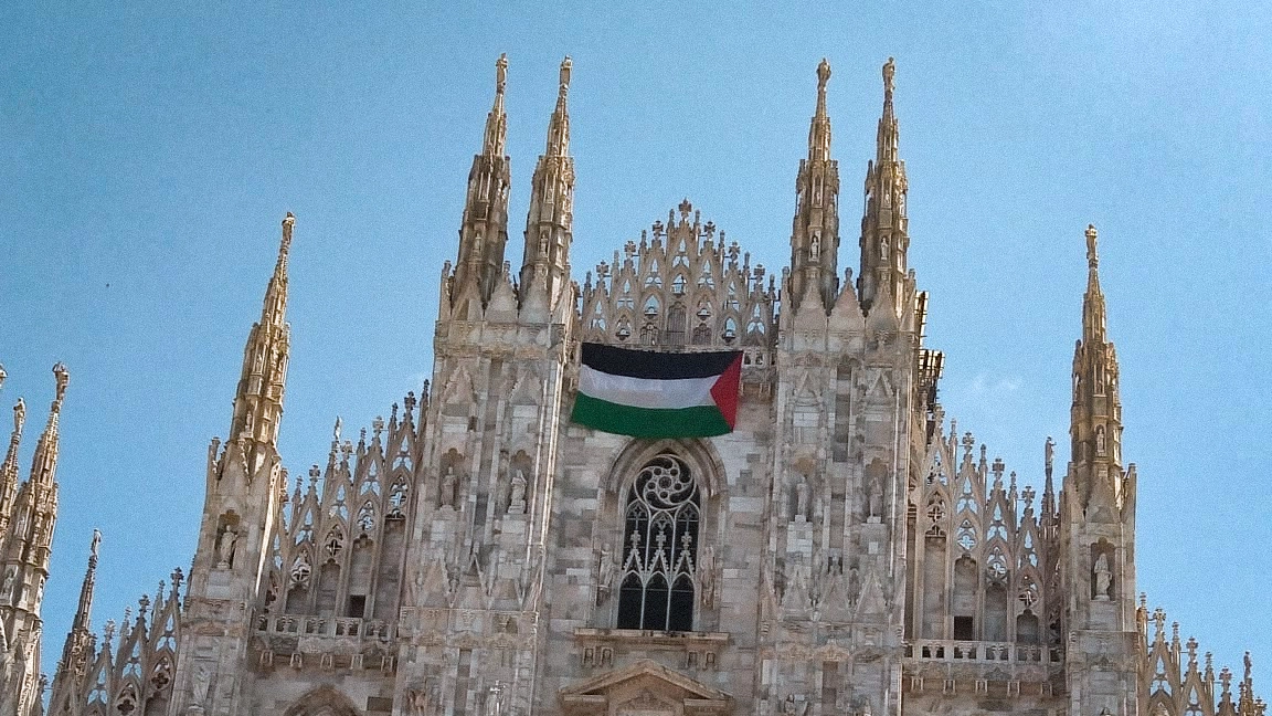 La bandiera della Palestina appena sulla facciata del Duomo di Milano
