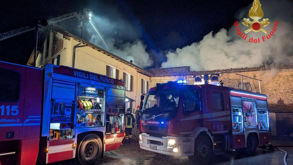 Triuggio, incendio in un cascinale vicino a Villa Jacini: vigili del fuoco in azione