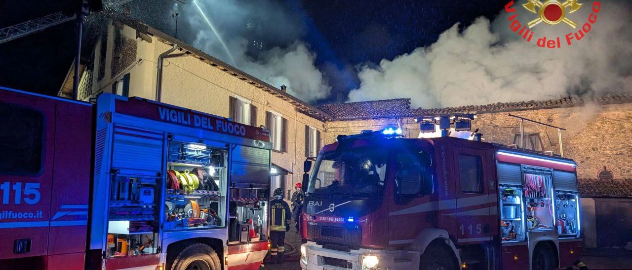 Triuggio, incendio in un cascinale vicino a Villa Jacini: vigili del fuoco in azione