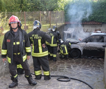 Prende fuoco l’auto elettrica: "Siamo salvi per miracolo. Potevamo essere a bordo"