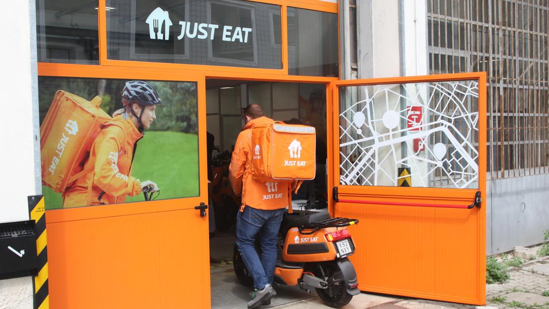 Just Eat revoca i 50 licenziamenti a Milano, i sindacati: “Volevano delocalizzare in Albania”