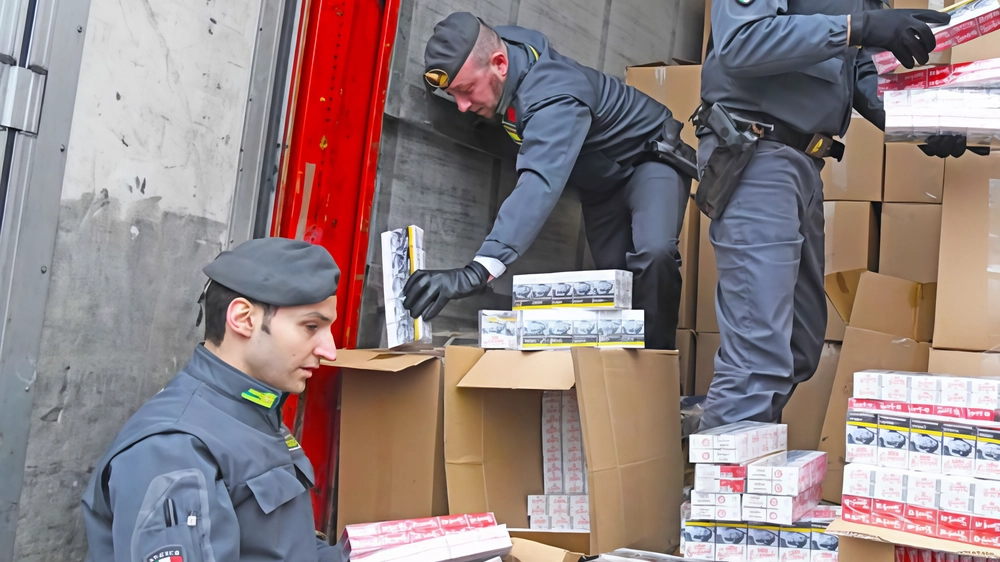 Bergamo, un capannone abbandonato era una fabbrica clandestina di sigarette. Sequestrate in tutta Europa 50 tonnellate di tabacco per un valore di 13 milioni.