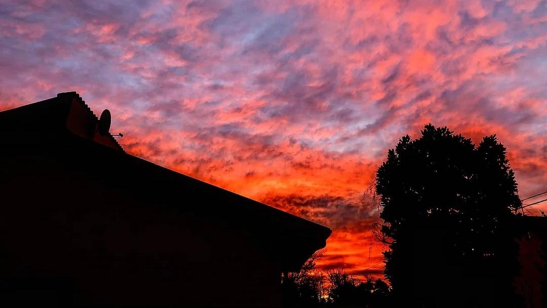 Alba rosa a Milano, lo spettacolo del cielo incanta la città e le foto invadono i social