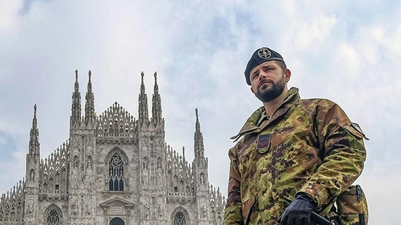 Militari in piazza Duomo a Milano