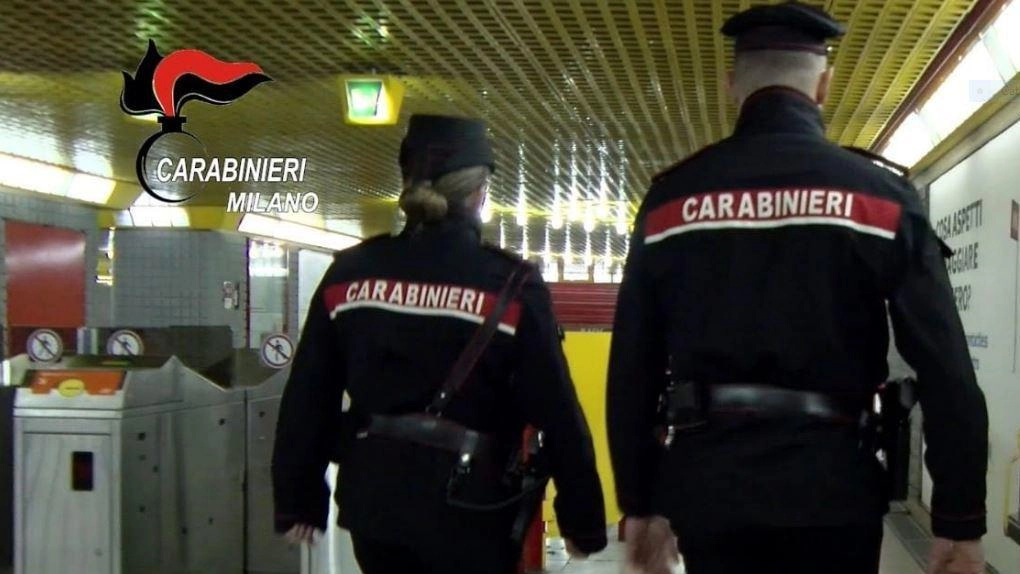 Una 14enne minaccia il suicidio in metrò, il carabiniere le parla al telefono: “Ho una figlia della tua età, ti aiuto io”. E viene salvata