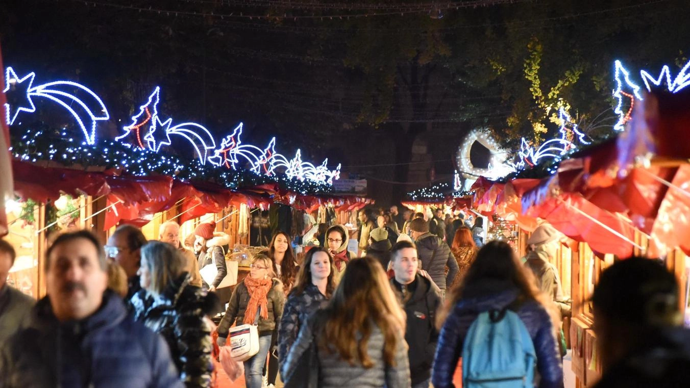 A Bergamo il Natale si avvicina e le vie si animano con luminarie, Villaggio di Natale e giostra storica. Il centro si riempie di visitatori per le tradizionali casette in legno e la ruota panoramica.