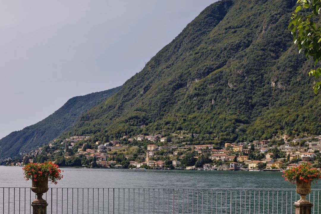 L'angolo relax nel giardino privato della villa